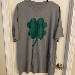 💚 Gray T-Shirt with Green Clover Design unisex 2X